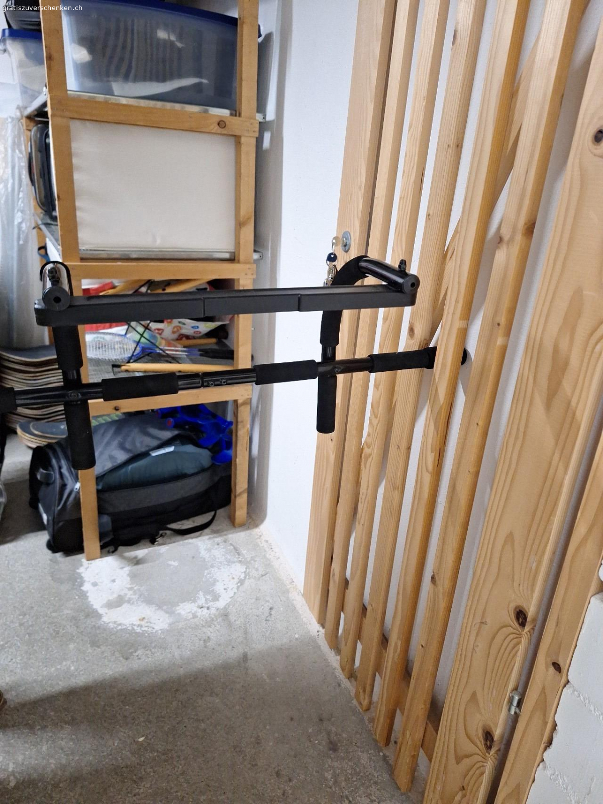 sport gerät. Klimmzüge-Türstange