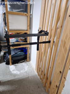 sport gerät. Klimmzüge-Türstange