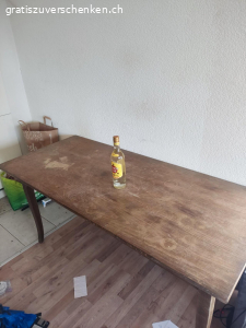 Stabiler Holz Tisch. wenn jemand das gesplitette bein besser als ich repariert kann er ihn sicher auch aufrischen ?die schrauben fürs fixieren der platte fehlen, war immer mit viel schwerem pc zeug belegt und in gebrauch. vor ende monat abzuholen