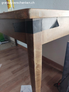 Stabiler Holz Tisch. wenn jemand das gesplitette bein besser als ich repariert kann er ihn sicher auch aufrischen ?die schrauben fürs fixieren der platte fehlen, war immer mit viel schwerem pc zeug belegt und in gebrauch. vor ende monat abzuholen