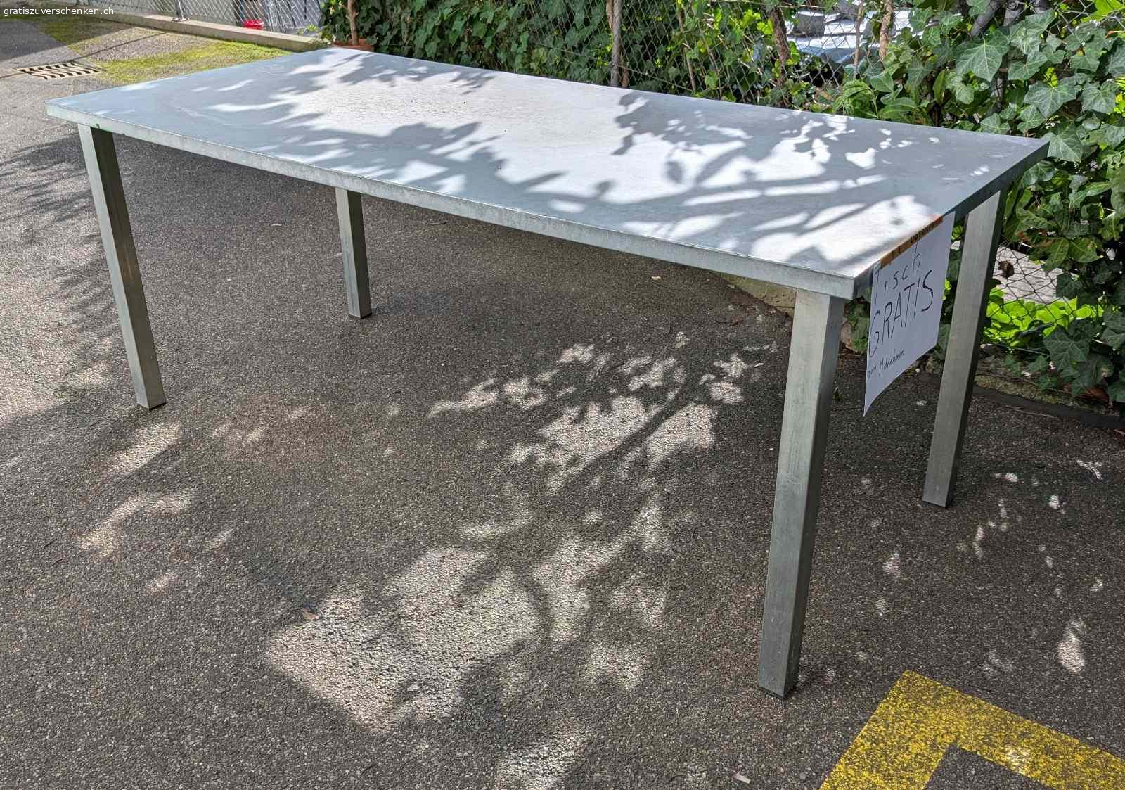 Stabiler Metalltisch für draussen. Stabiler Metalltisch. Schwer, aber gut zu zweit tragbar. Für Garten oder Dachterrasse, Bastelraum oder Keller geeignet. Muss zentral in Zürich nahe Schaffhauserplatz abgeholt werden. 
Breite: 84 cm
Länge: 184 cm
Höhe: 74cm