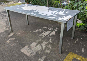 Stabiler Metalltisch für draussen. Stabiler Metalltisch. Schwer, aber gut zu zweit tragbar. Für Garten oder Dachterrasse, Bastelraum oder Keller geeignet. Muss zentral in Zürich nahe Schaffhauserplatz abgeholt werden. 
Breite: 84 cm
Länge: 184 cm
Höhe: 74cm