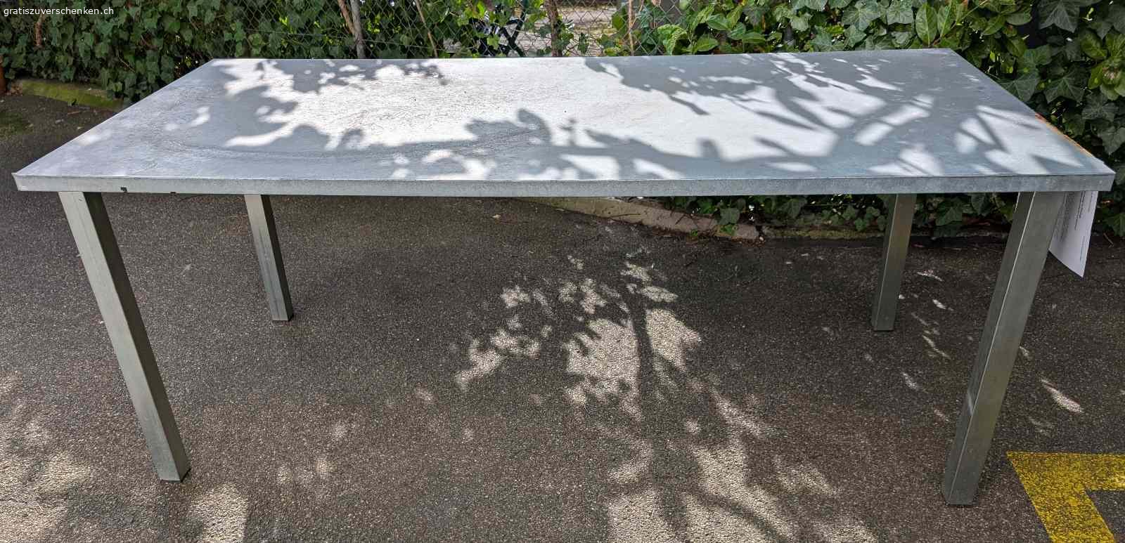 Stabiler Metalltisch für draussen. Stabiler Metalltisch. Schwer, aber gut zu zweit tragbar. Für Garten oder Dachterrasse, Bastelraum oder Keller geeignet. Muss zentral in Zürich nahe Schaffhauserplatz abgeholt werden. 
Breite: 84 cm
Länge: 184 cm
Höhe: 74cm