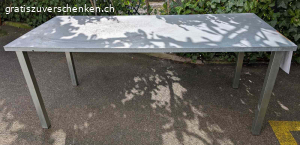 Stabiler Metalltisch für draussen. Stabiler Metalltisch. Schwer, aber gut zu zweit tragbar. Für Garten oder Dachterrasse, Bastelraum oder Keller geeignet. Muss zentral in Zürich nahe Schaffhauserplatz abgeholt werden. 
Breite: 84 cm
Länge: 184 cm
Höhe: 74cm