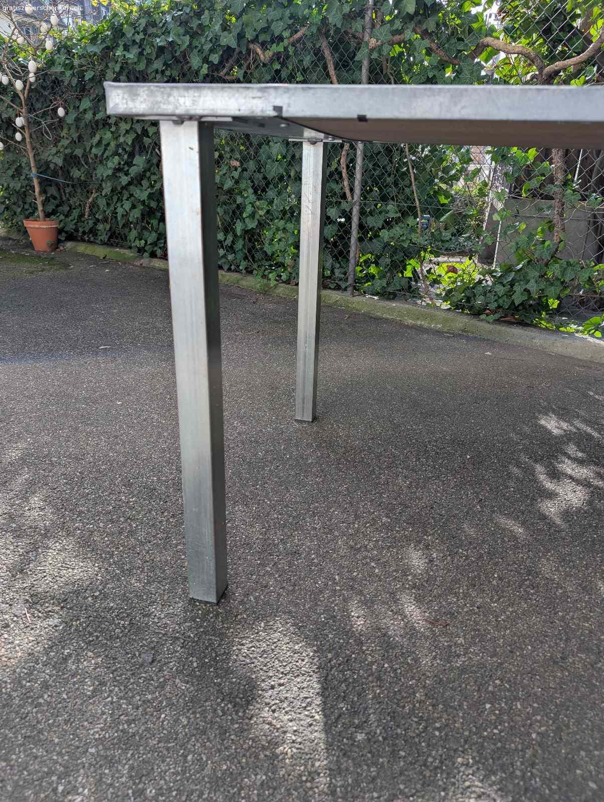 Stabiler Metalltisch für draussen. Stabiler Metalltisch. Schwer, aber gut zu zweit tragbar. Für Garten oder Dachterrasse, Bastelraum oder Keller geeignet. Muss zentral in Zürich nahe Schaffhauserplatz abgeholt werden. 
Breite: 84 cm
Länge: 184 cm
Höhe: 74cm