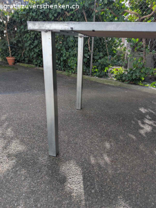 Stabiler Metalltisch für draussen. Stabiler Metalltisch. Schwer, aber gut zu zweit tragbar. Für Garten oder Dachterrasse, Bastelraum oder Keller geeignet. Muss zentral in Zürich nahe Schaffhauserplatz abgeholt werden. 
Breite: 84 cm
Länge: 184 cm
Höhe: 74cm