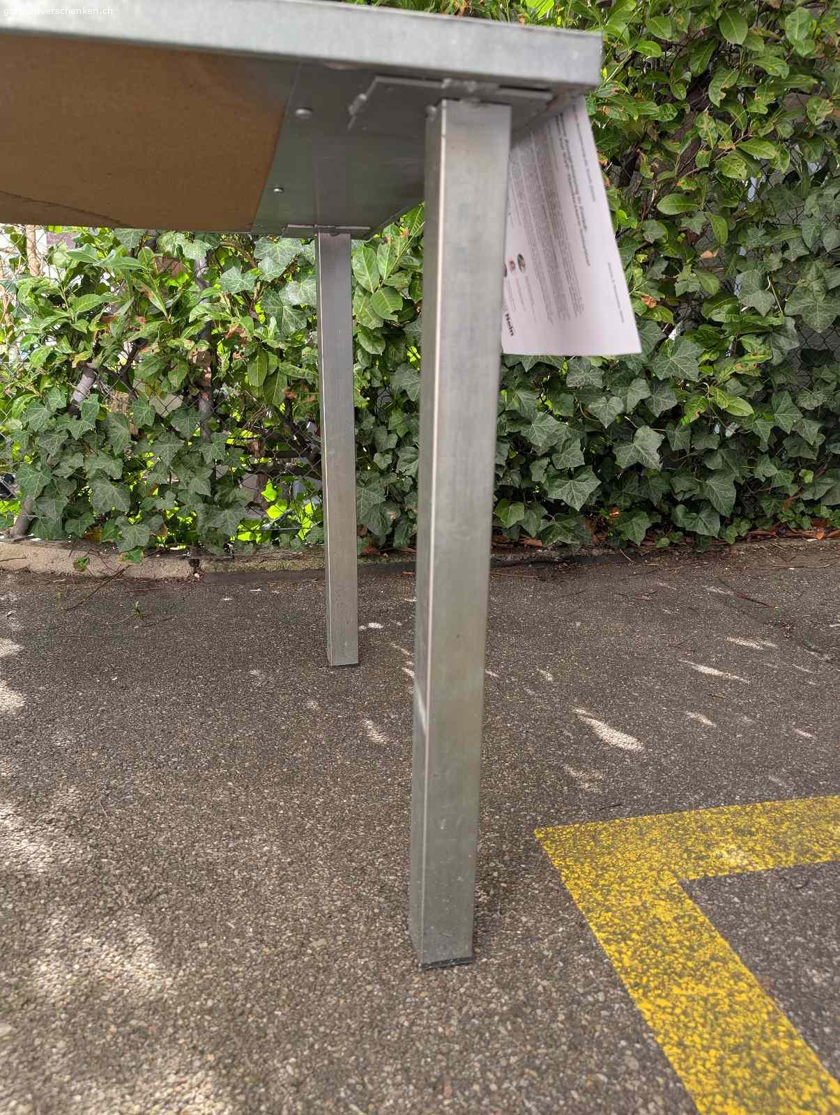 Stabiler Metalltisch für draussen. Stabiler Metalltisch. Schwer, aber gut zu zweit tragbar. Für Garten oder Dachterrasse, Bastelraum oder Keller geeignet. Muss zentral in Zürich nahe Schaffhauserplatz abgeholt werden. 
Breite: 84 cm
Länge: 184 cm
Höhe: 74cm