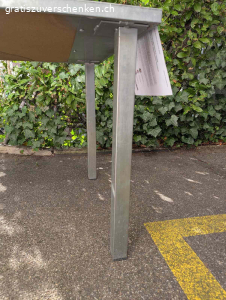 Stabiler Metalltisch für draussen. Stabiler Metalltisch. Schwer, aber gut zu zweit tragbar. Für Garten oder Dachterrasse, Bastelraum oder Keller geeignet. Muss zentral in Zürich nahe Schaffhauserplatz abgeholt werden. 
Breite: 84 cm
Länge: 184 cm
Höhe: 74cm