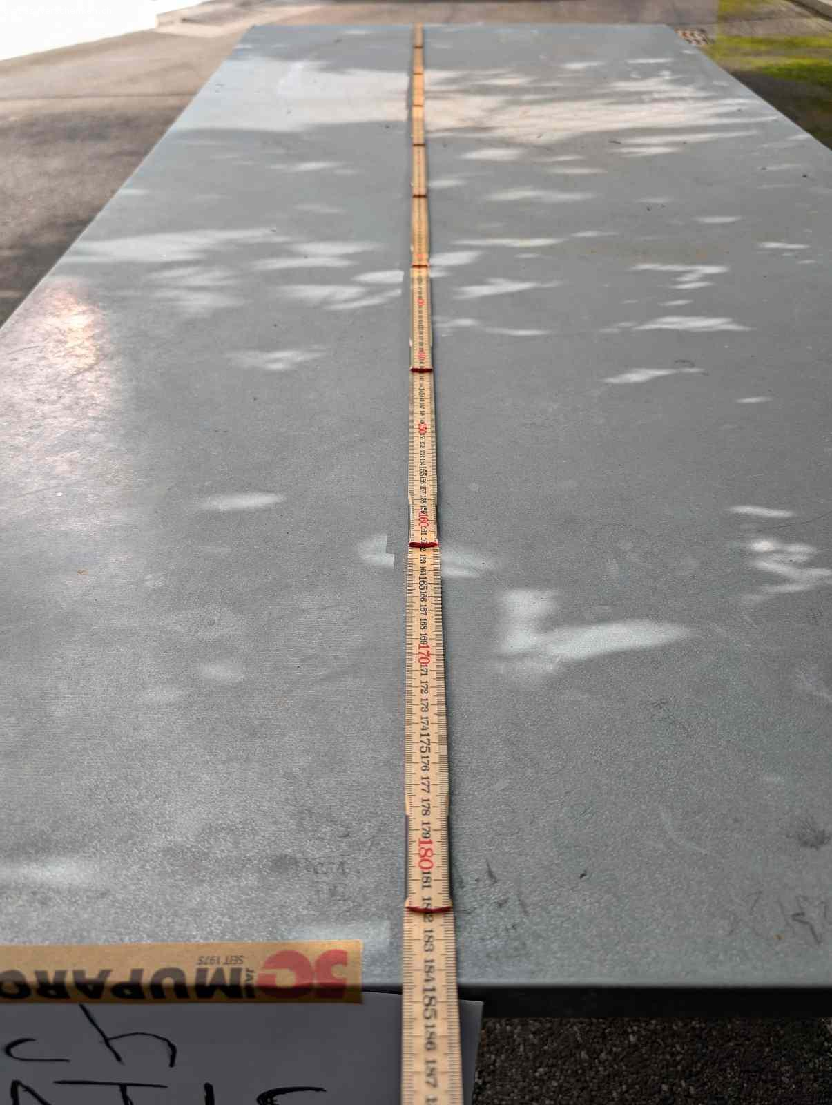 Stabiler Metalltisch für draussen. Stabiler Metalltisch. Schwer, aber gut zu zweit tragbar. Für Garten oder Dachterrasse, Bastelraum oder Keller geeignet. Muss zentral in Zürich nahe Schaffhauserplatz abgeholt werden. 
Breite: 84 cm
Länge: 184 cm
Höhe: 74cm