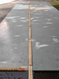 Stabiler Metalltisch für draussen. Stabiler Metalltisch. Schwer, aber gut zu zweit tragbar. Für Garten oder Dachterrasse, Bastelraum oder Keller geeignet. Muss zentral in Zürich nahe Schaffhauserplatz abgeholt werden. 
Breite: 84 cm
Länge: 184 cm
Höhe: 74cm