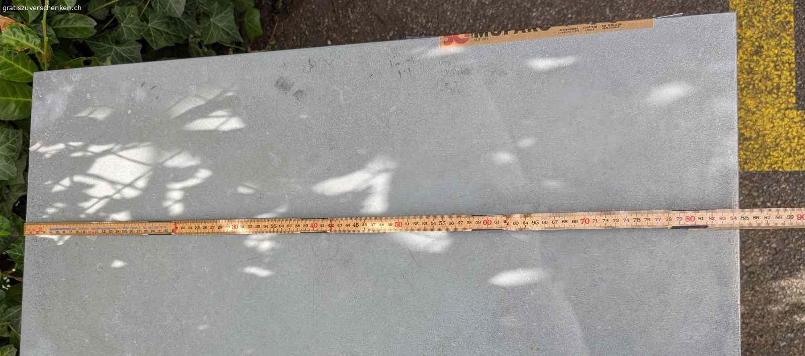 Stabiler Metalltisch für draussen. Stabiler Metalltisch. Schwer, aber gut zu zweit tragbar. Für Garten oder Dachterrasse, Bastelraum oder Keller geeignet. Muss zentral in Zürich nahe Schaffhauserplatz abgeholt werden. 
Breite: 84 cm
Länge: 184 cm
Höhe: 74cm