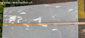Stabiler Metalltisch für draussen. Stabiler Metalltisch. Schwer, aber gut zu zweit tragbar. Für Garten oder Dachterrasse, Bastelraum oder Keller geeignet. Muss zentral in Zürich nahe Schaffhauserplatz abgeholt werden. 
Breite: 84 cm
Länge: 184 cm
Höhe: 74cm