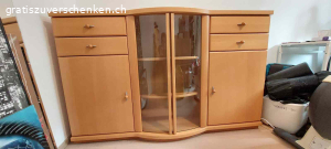 Stabiles Siteboard zu verschenken. Gratis abzugeben: Kästli aus Holz mit 4 Schubladen und Glasvitrine: Gebrauchsspuren vorhanden.
Masse 155.5 x 45-52cm Höhe: 97cm.
Schubladenbreite ca. 48cm
Glasvitrinenbreite: ca. 60cm
Muss in Ermatingen abgeholt werden. Bei Interesse gerne melden.