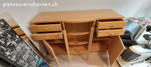 Stabiles Siteboard zu verschenken. Gratis abzugeben: Kästli aus Holz mit 4 Schubladen und Glasvitrine: Gebrauchsspuren vorhanden.
Masse 155.5 x 45-52cm Höhe: 97cm.
Schubladenbreite ca. 48cm
Glasvitrinenbreite: ca. 60cm
Muss in Ermatingen abgeholt werden. Bei Interesse gerne melden.