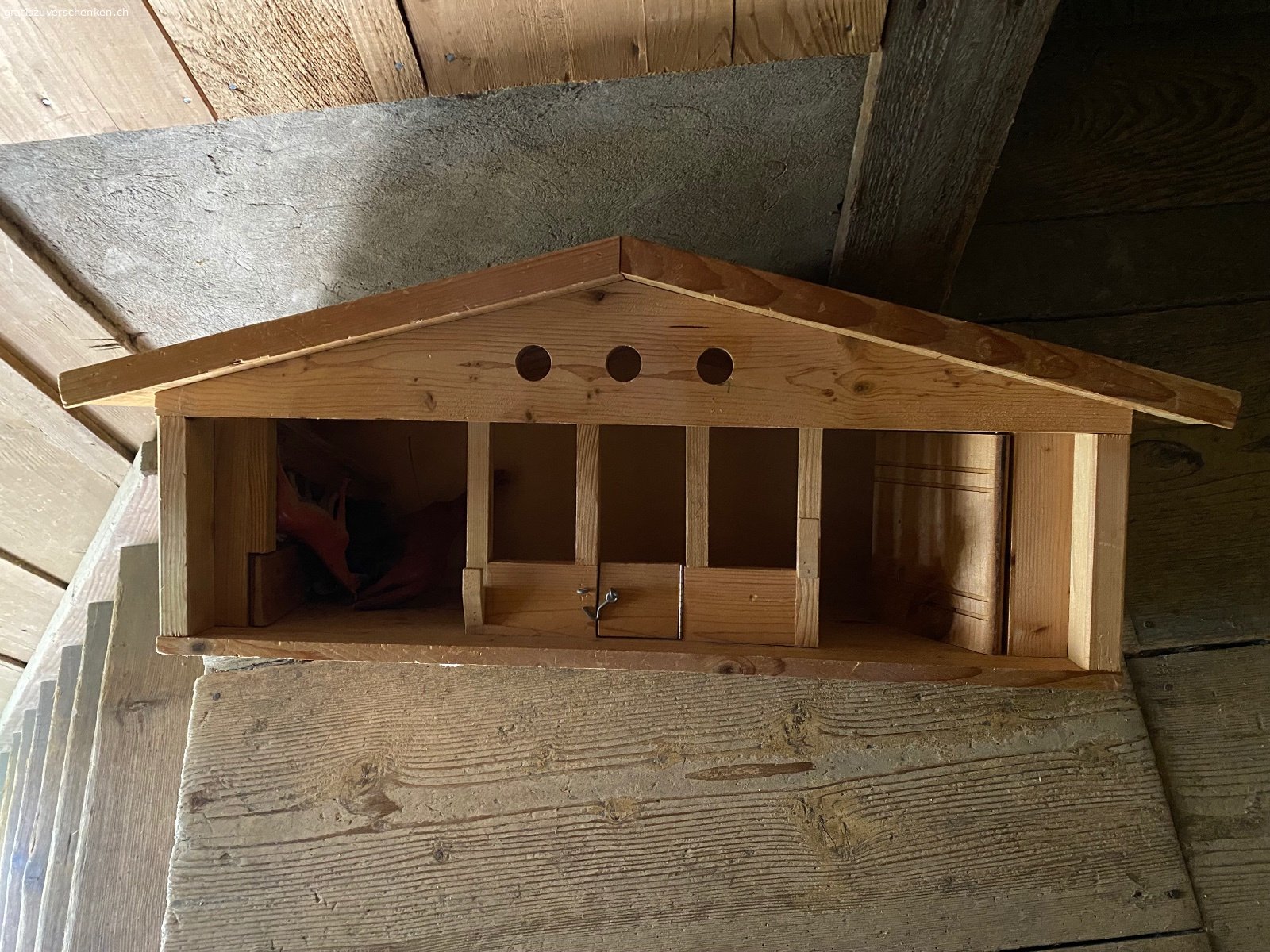 Stall aus Holz. selbst gebauter Stall aus Holz, massiv, mit Gebrauchsspuren