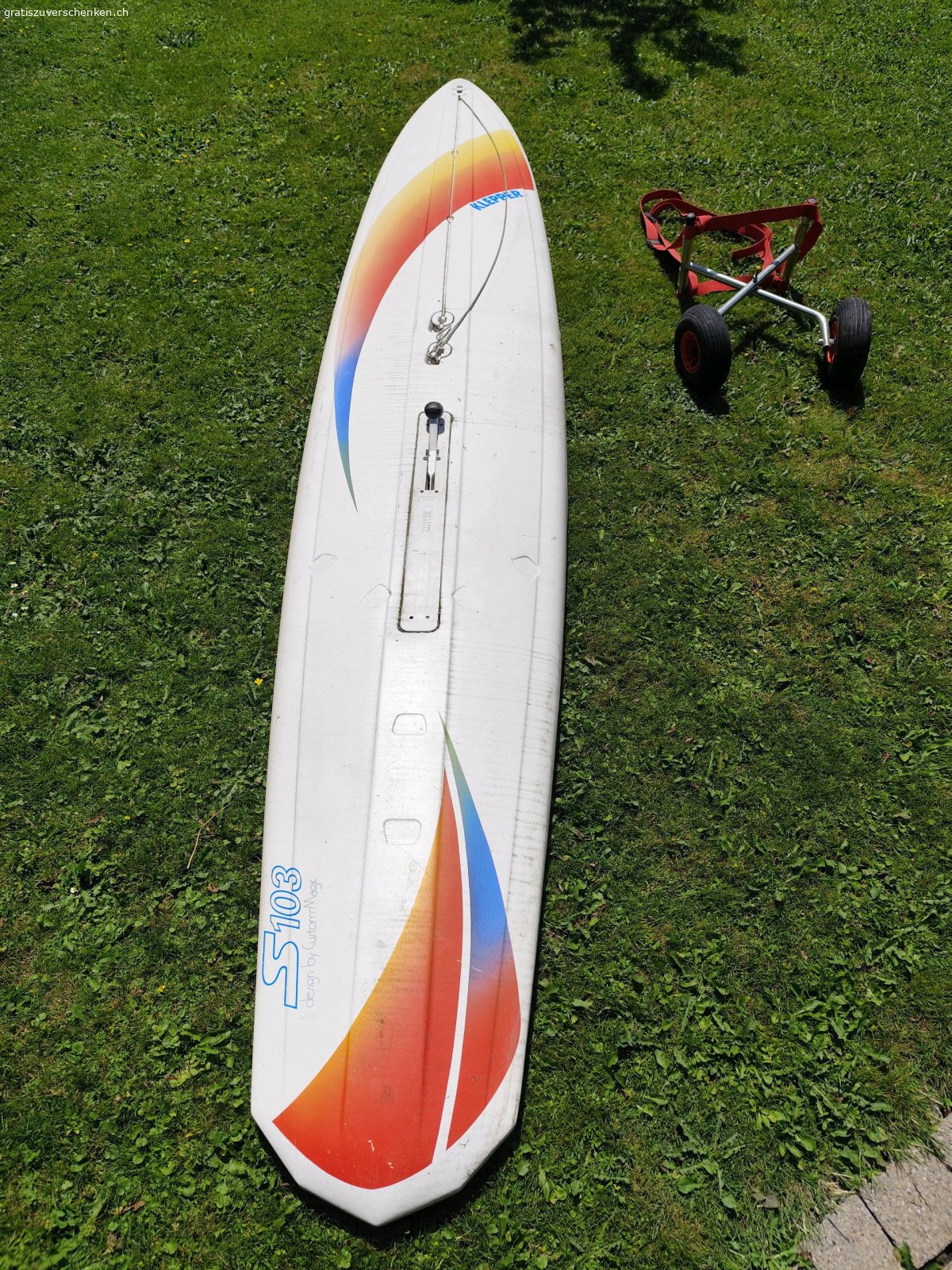 Standuppaddle oder Windsurfbrett. Ich glaube es ist ein ehemaliges Windsurfbrett, denn es hat Aufnahmen für ein Segel. Ich habe es einfach oft als Standuppaddle genutzt, da es einen sehr tiefen ausfahrbaren Keil hat ist es top in der Spurführung. Transportgestell mit dabei

Nur Abholung und Dachträger obligatorisch. Das Ding ist etwa 3 Meter lang