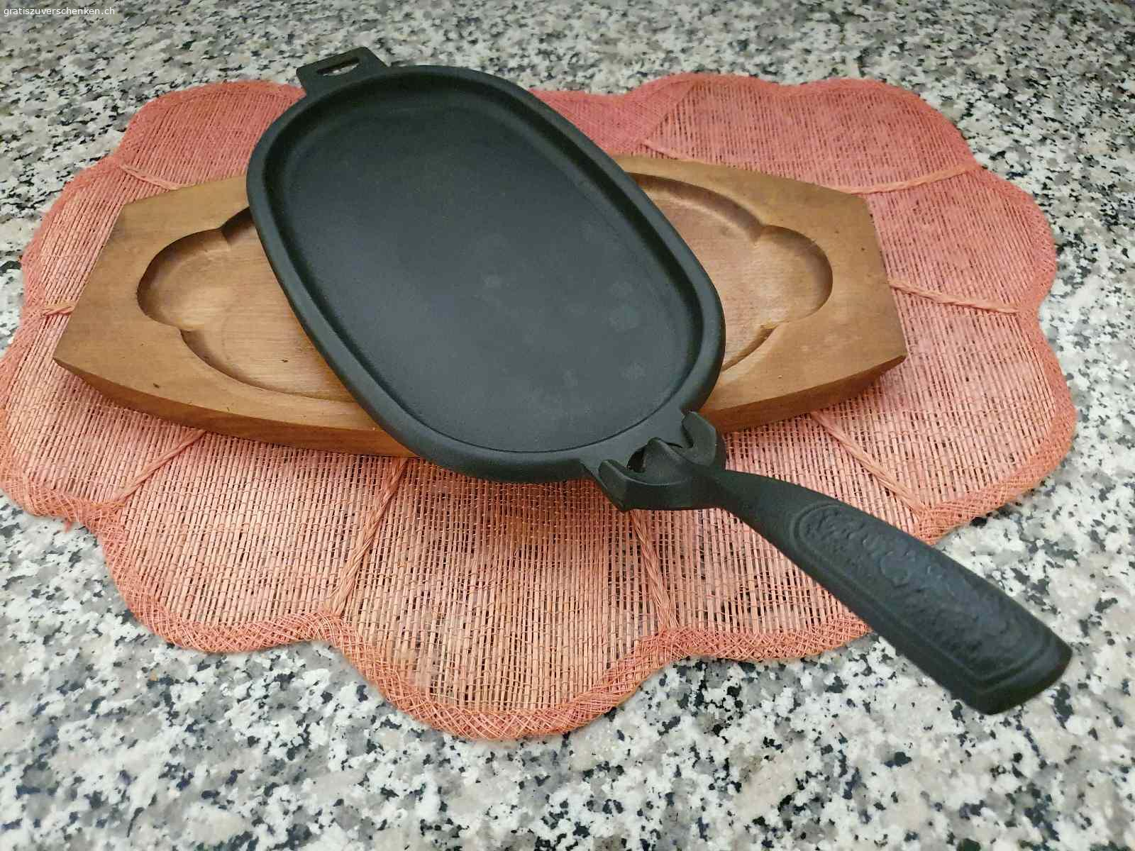 Steak Servier Pfännchen. Wegen dringendem Umzug verschenke ich eine Steak Servier Pfanne asiatischer Styl. Material aus Gusseisen mit Henkel zum einklinken. Für Grillfreunde, Fleischliebhaber und Hobbyköche. Neuwertig und nie gebraucht seit längerer Zeit. 
muss vor dem 18.03.2026 spätestens abgeholt werden, wird ansonsten entsorgt!
Bitte nur Anfragen mit Abholbestätigung. Kommunikation über gratis  zu verschenken, damit ich antworten kann.