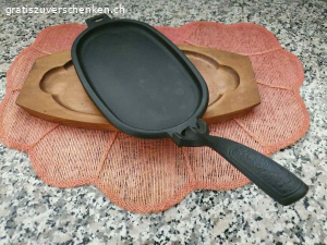 Steak Servier Pfännchen. Wegen dringendem Umzug verschenke ich eine Steak Servier Pfanne asiatischer Styl. Material aus Gusseisen mit Henkel zum einklinken. Für Grillfreunde, Fleischliebhaber und Hobbyköche. Neuwertig und nie gebraucht seit längerer Zeit. 
muss vor dem 18.03.2026 spätestens abgeholt werden, wird ansonsten entsorgt!
Bitte nur Anfragen mit Abholbestätigung. Kommunikation über gratis  zu verschenken, damit ich antworten kann.