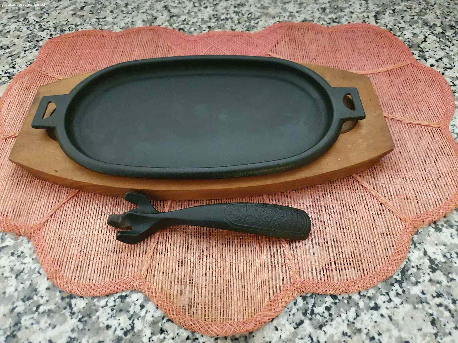 Steak Servier Pfännchen. Wegen dringendem Umzug verschenke ich eine Steak Servier Pfanne asiatischer Styl. Material aus Gusseisen mit Henkel zum einklinken. Für Grillfreunde, Fleischliebhaber und Hobbyköche. Neuwertig und nie gebraucht seit längerer Zeit. 
muss vor dem 18.03.2026 spätestens abgeholt werden, wird ansonsten entsorgt!
Bitte nur Anfragen mit Abholbestätigung. Kommunikation über gratis  zu verschenken, damit ich antworten kann.