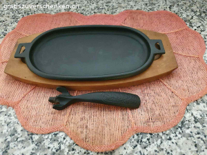 Steak Servier Pfännchen. Wegen dringendem Umzug verschenke ich eine Steak Servier Pfanne asiatischer Styl. Material aus Gusseisen mit Henkel zum einklinken. Für Grillfreunde, Fleischliebhaber und Hobbyköche. Neuwertig und nie gebraucht seit längerer Zeit. 
muss vor dem 18.03.2026 spätestens abgeholt werden, wird ansonsten entsorgt!
Bitte nur Anfragen mit Abholbestätigung. Kommunikation über gratis  zu verschenken, damit ich antworten kann.