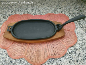 Steak Servier Pfännchen. Wegen dringendem Umzug verschenke ich eine Steak Servier Pfanne asiatischer Styl. Material aus Gusseisen mit Henkel zum einklinken. Für Grillfreunde, Fleischliebhaber und Hobbyköche. Neuwertig und nie gebraucht seit längerer Zeit. 
muss vor dem 18.03.2026 spätestens abgeholt werden, wird ansonsten entsorgt!
Bitte nur Anfragen mit Abholbestätigung. Kommunikation über gratis  zu verschenken, damit ich antworten kann.
