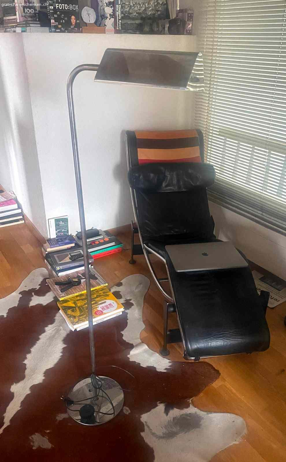 Stehlampe Metall. Stehlampe aus Metall Verchromt mit Leuchtbirne LED Birne.