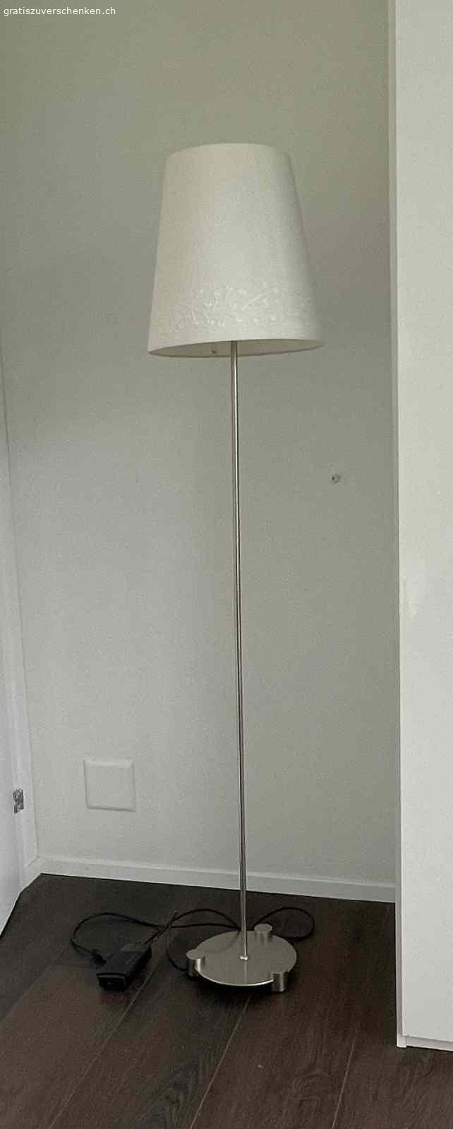 Stehlampe. Stehlampe zu verschenken, evtl. müsste Schirm ersetzt werden. Höhe 160 cm.