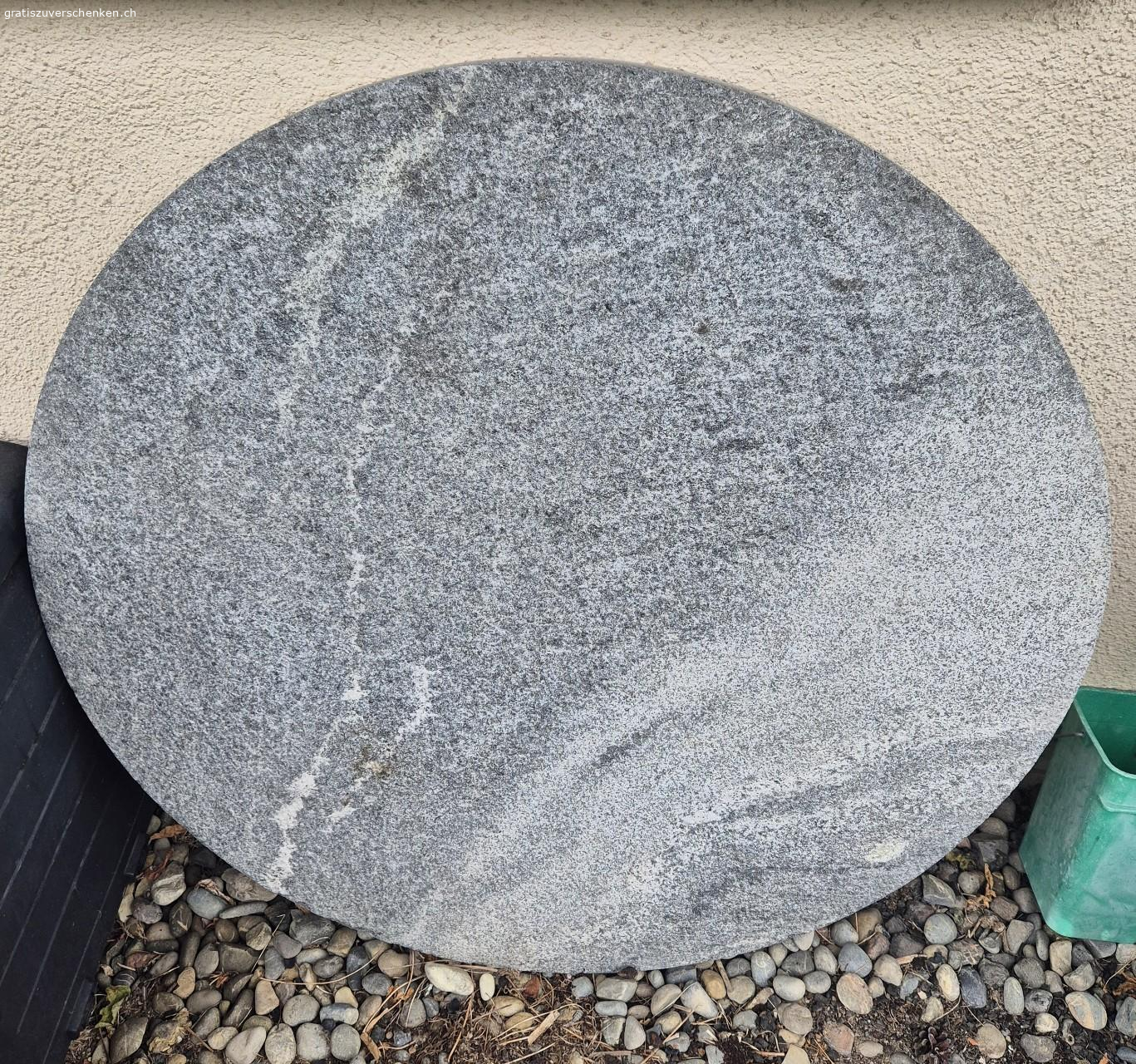 Steinplatte, Durchmesser 1m. Steinplatte, Durchmesser 1 m, Dicke 3 cm, sehr schwer, gratis an Selbstabholer. Ideal für die Feuerstelle oder als Gartentischplatte.