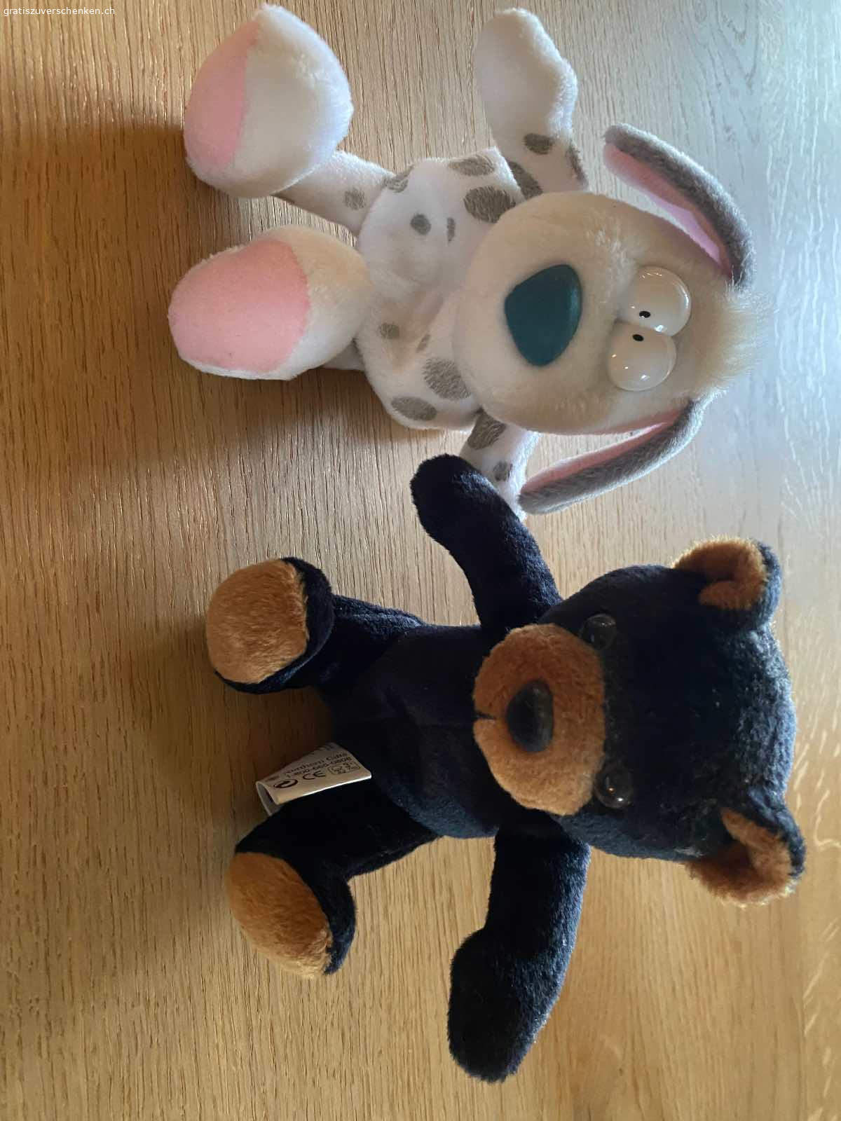Stofftiere. 2 kleine Stofftiere - Gratis abzugeben

Sollen sie nochmals ein Kind glücklich machen oder als Glücksbringer, Maskottchen dienen ;-)