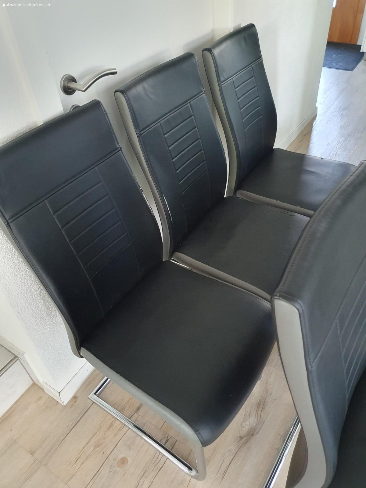 Stühle. 6 Stühle (Kunstleder) mit Gebrauchsspuren gratis abzuholen. Nichtraucher Haushalt.