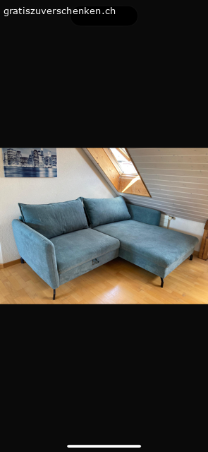 Stylisches Sofa - Petrol. Das Sofa hat eine spezielle Farbe (petrol) und ein stylisches Design. Die Füsse sind nicht schief, es ist das Design. Es ist knapp 3 Jahre alt. 

Breite ist 2.40m und die Tiefe 1.77m.