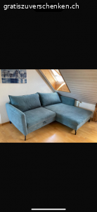 Stylisches Sofa - Petrol. Das Sofa hat eine spezielle Farbe (petrol) und ein stylisches Design. Die Füsse sind nicht schief, es ist das Design. Es ist knapp 3 Jahre alt. 

Breite ist 2.40m und die Tiefe 1.77m.