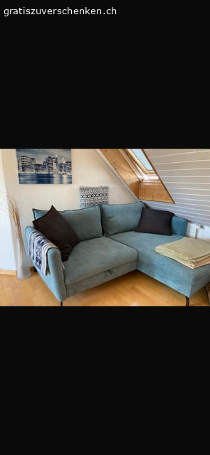 Stylisches Sofa - Petrol. Das Sofa hat eine spezielle Farbe (petrol) und ein stylisches Design. Die Füsse sind nicht schief, es ist das Design. Es ist knapp 3 Jahre alt. 

Breite ist 2.40m und die Tiefe 1.77m.