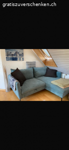 Stylisches Sofa - Petrol. Das Sofa hat eine spezielle Farbe (petrol) und ein stylisches Design. Die Füsse sind nicht schief, es ist das Design. Es ist knapp 3 Jahre alt. 

Breite ist 2.40m und die Tiefe 1.77m.