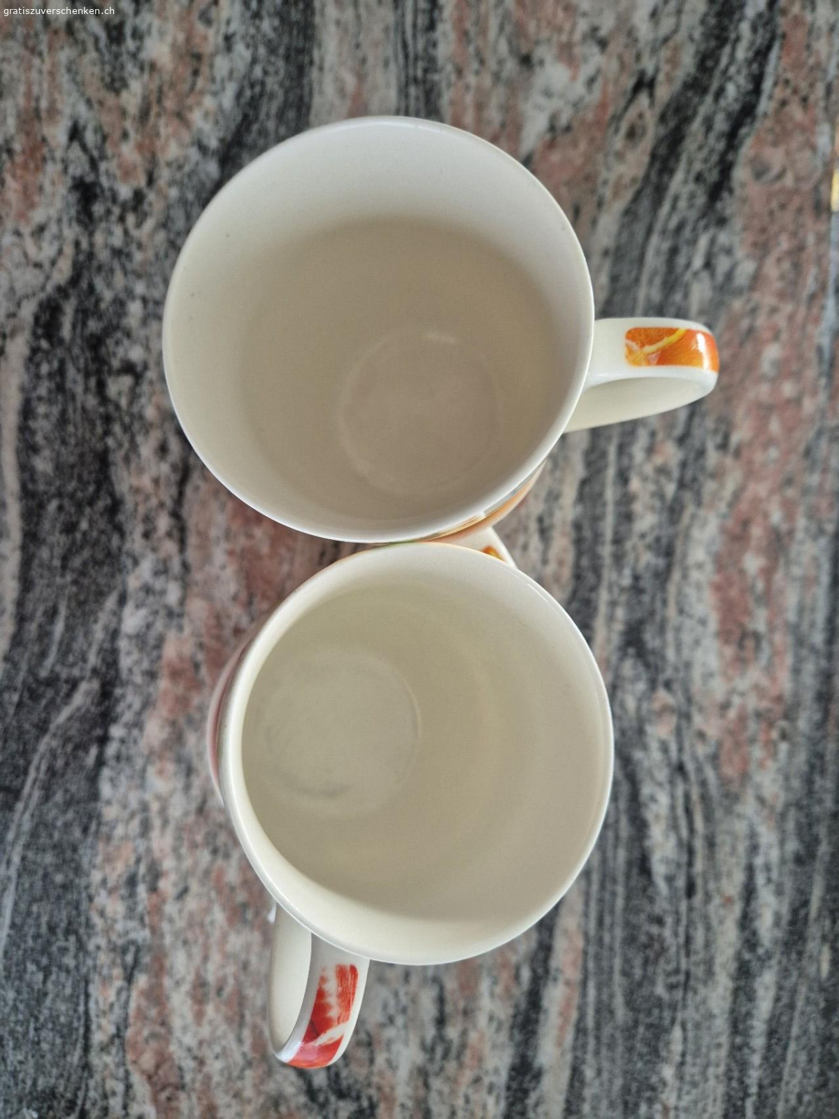 Tassen 4 Stk.. Guter Zustand (wie Fotos). Werden nicht mehr gebraucht. Total 4 Stück: 2x Tassen mit Orangen-Motiv, 2x Tassen mit Erdbeeren-Motiv. Versand möglich (+ Fr. 10.-).