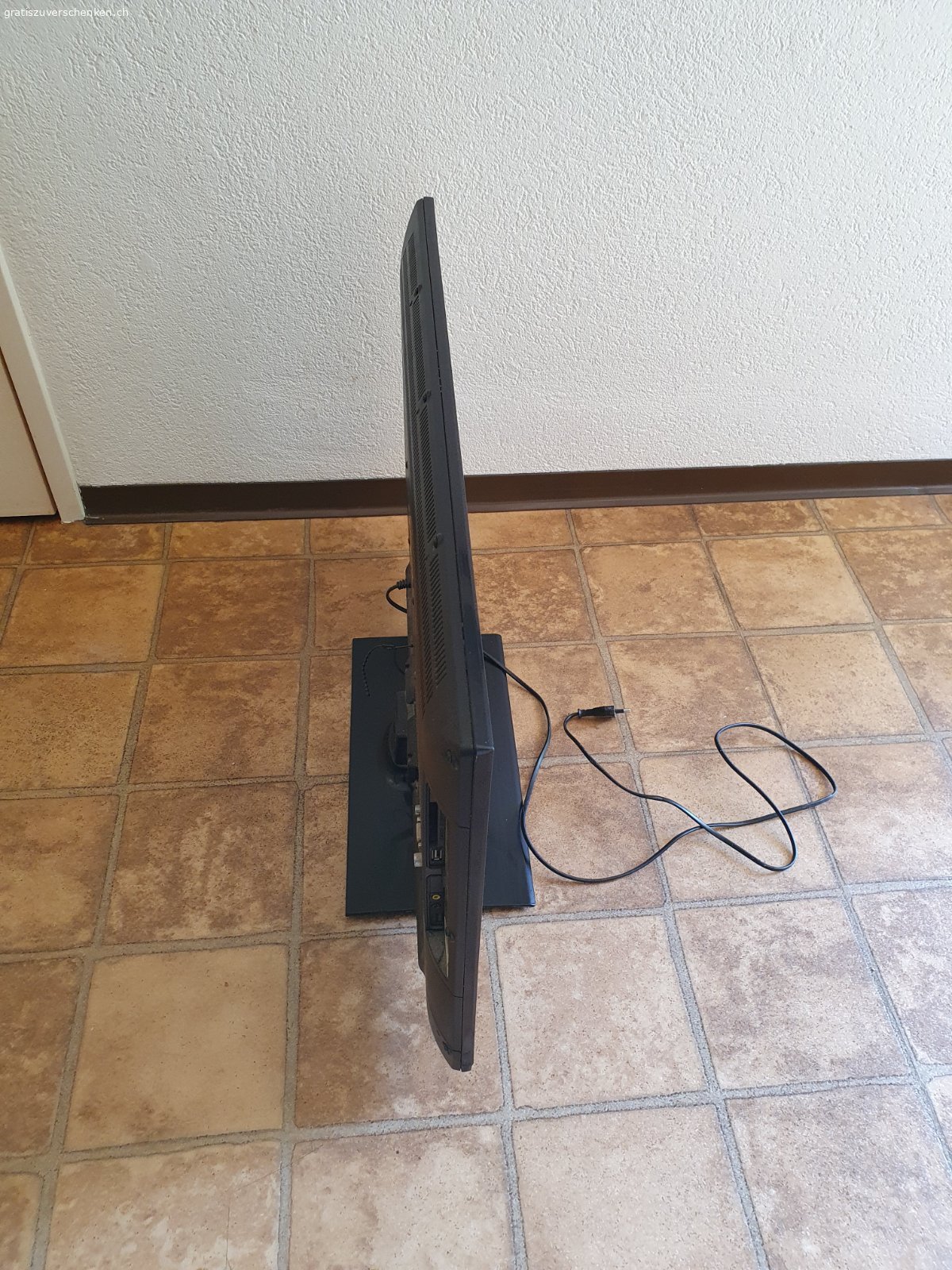 TELEFUNKEN Fernseher Modell T32FU980LED 32 Zoll gebraucht. Voll funktionstüchtig ohne Mängel und Einschränkungen! Dazu gehört ein schwarzes TV-Gestell mit Glastüre und Drehteller für Bildschirm.