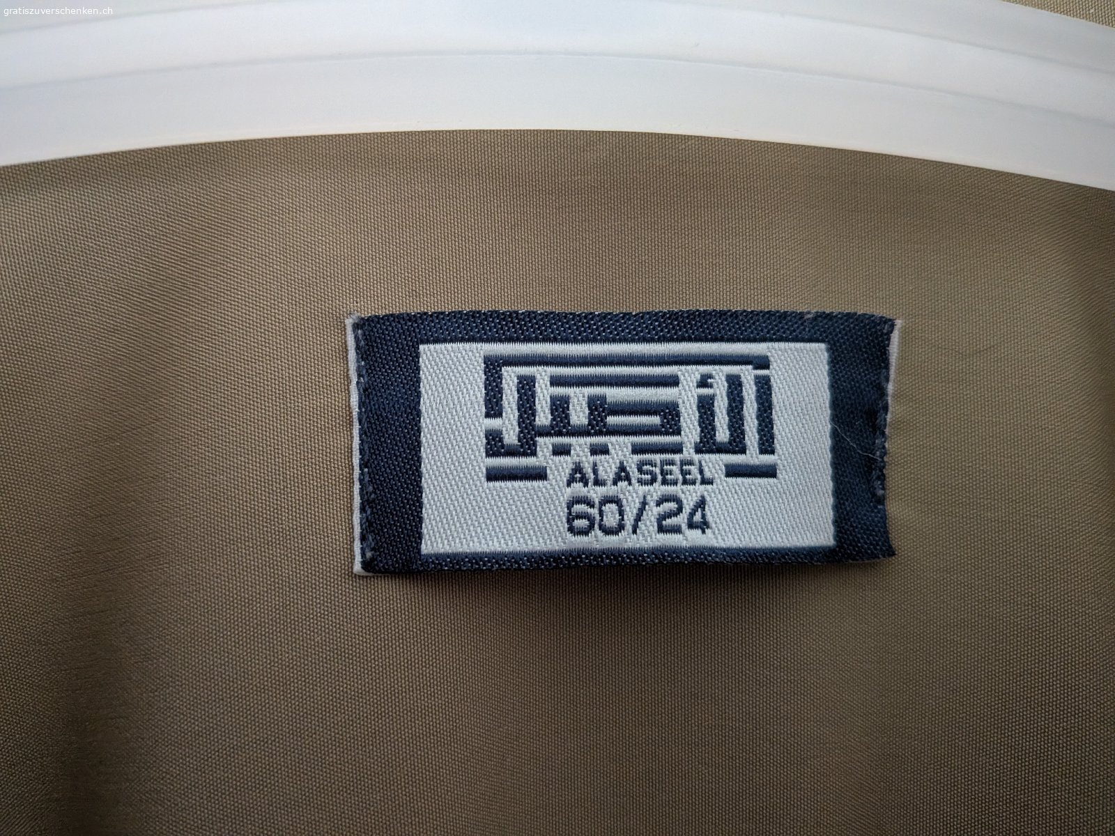 Thawb / Thobe von Al Aseel. Schon ein paar Jahre alt, aber nur 2x getragen, keine sichtbaren Mängel.
Grössenangabe: 60/24, siehe Foto vom Schild
100% Polyester
