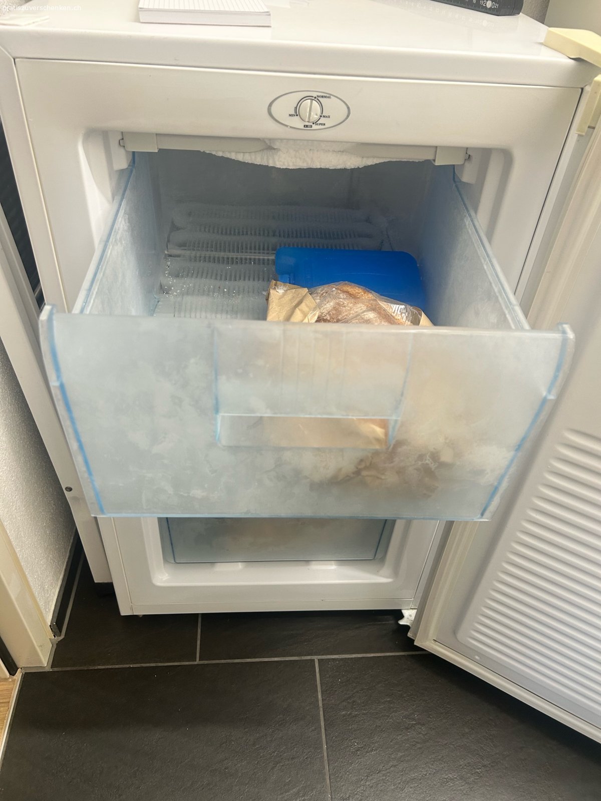 Tiefkühlschrank von Fust. Funktioniert einwandfrei. Masse: 
H 85cm, B 49cm, T 56cm. 10Jahre + alt.