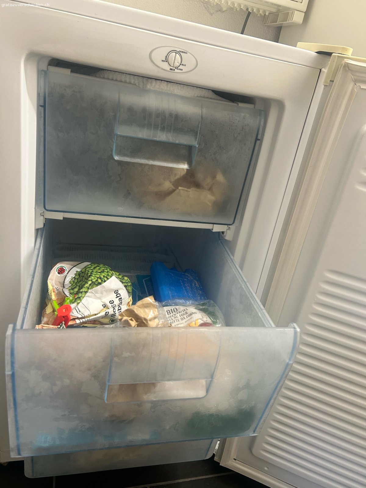 Tiefkühlschrank von Fust. Funktioniert einwandfrei. Masse: 
H 85cm, B 49cm, T 56cm. 10Jahre + alt.