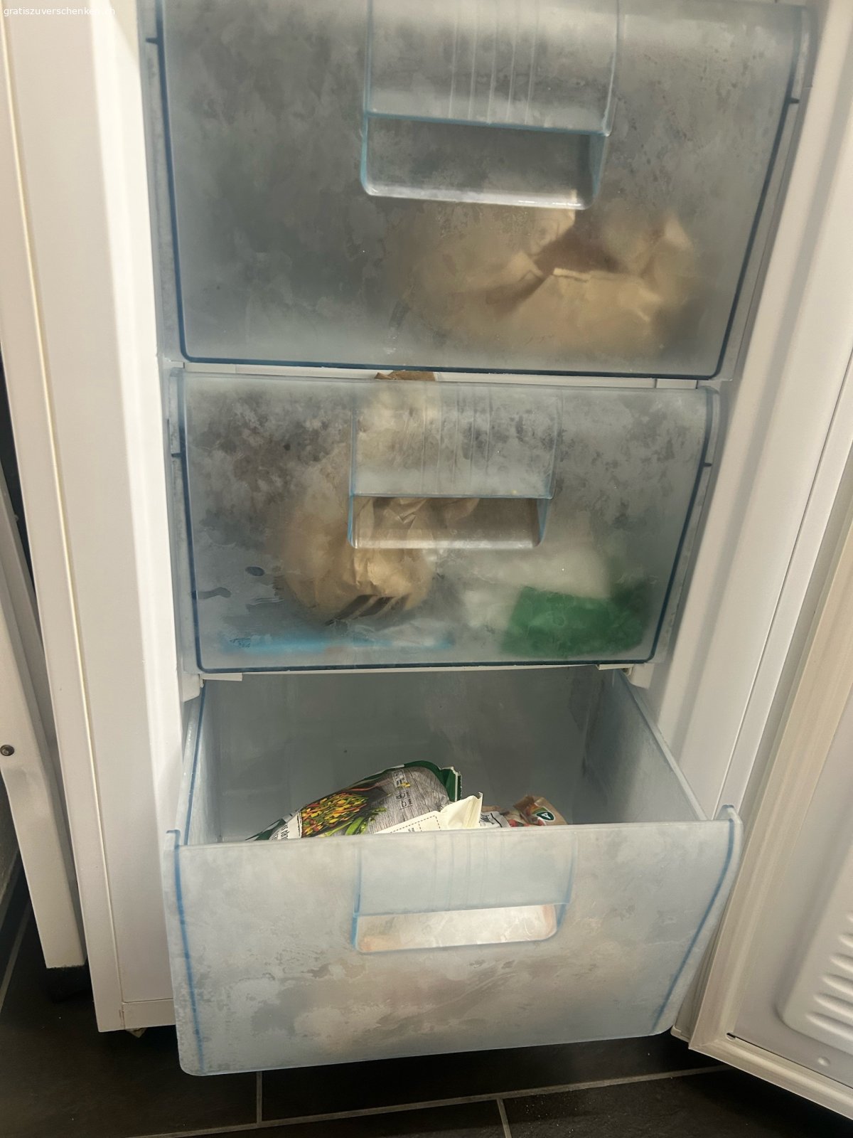 Tiefkühlschrank von Fust. Funktioniert einwandfrei. Masse: 
H 85cm, B 49cm, T 56cm. 10Jahre + alt.