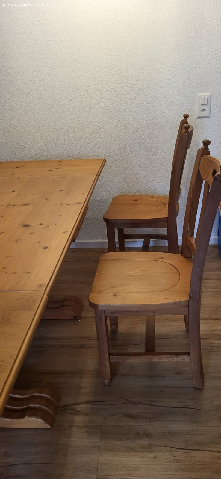 Tisch auziehbar inkl. 4 Stühle. Länge 115 geschlossen
194 ausgezogen
Breite 80
Höhe 76
Inklusive 4 Stühle