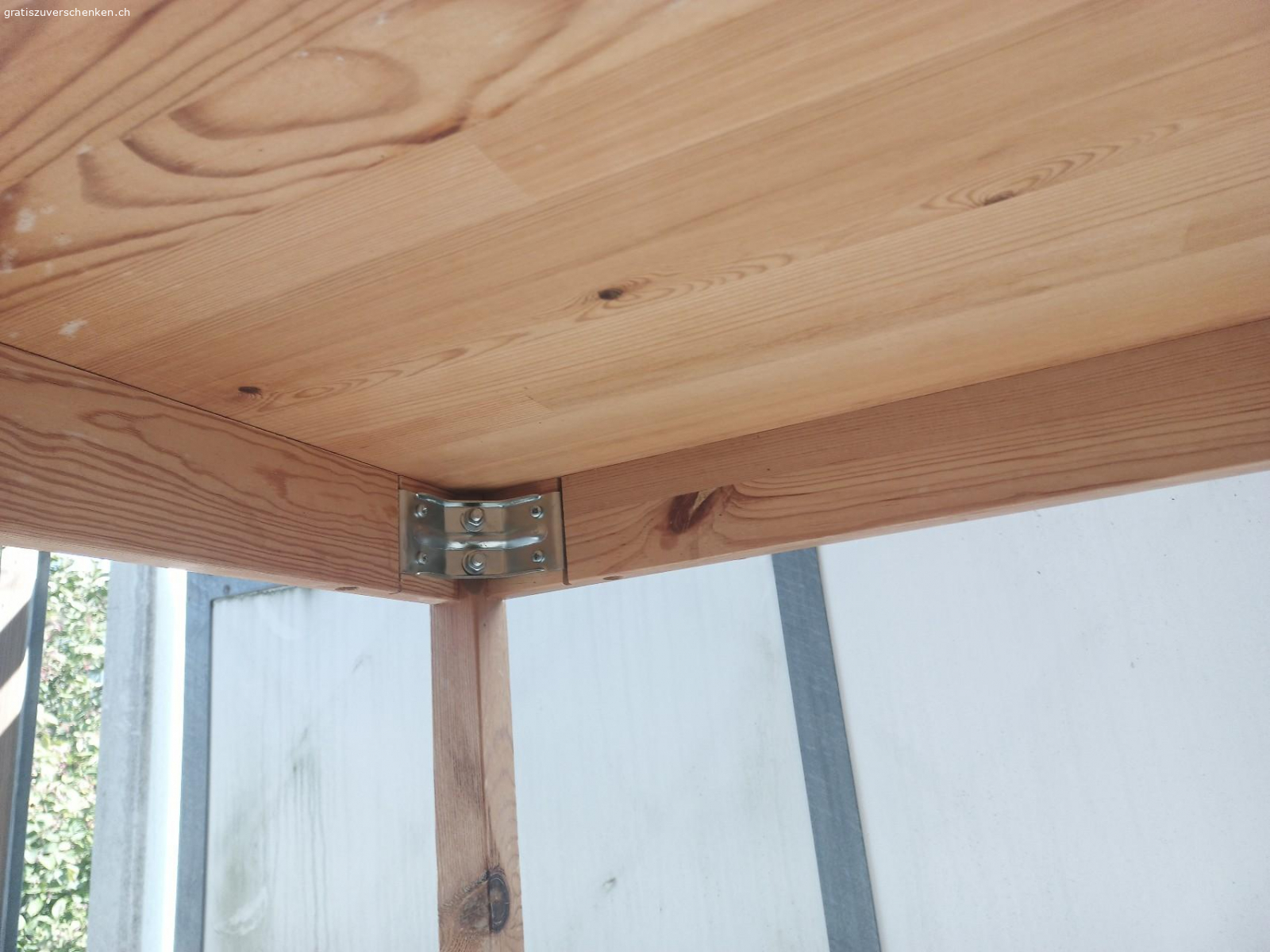 Tisch für Balkon ö.ä.. Stabiler Holztisch aus Massivholz

Masse 17.5x74x5x73.5 cm

Wurde vor Jahren mit Schiffslack lackiert. Tischfläche mit Gebrauchsspuren, siehe Fotos.

Nur Abholung (auseinandergeschraubt)

KEINE ANRUFE, nur Whatsappnachricht/SMS oder Mail, danke