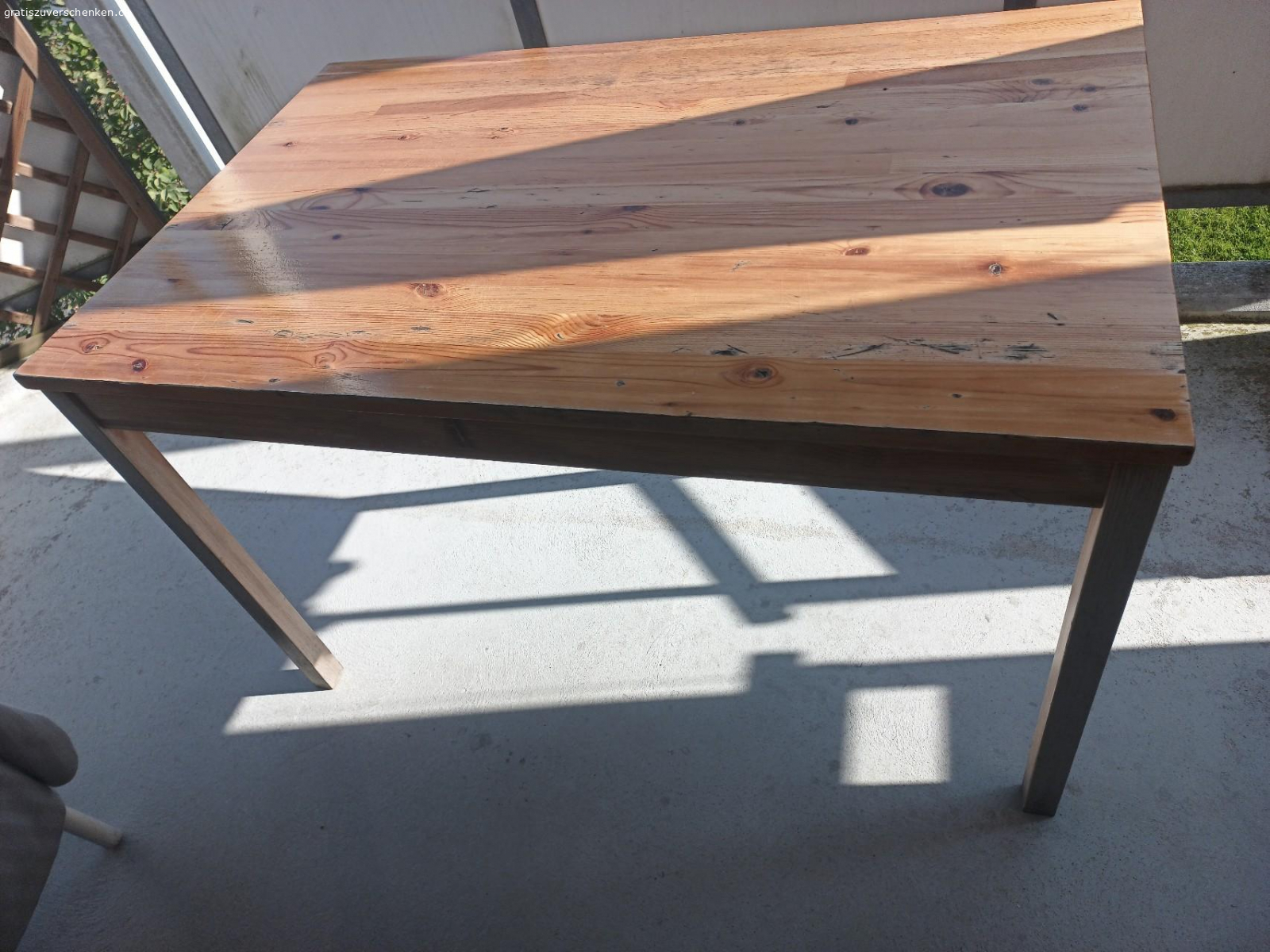 Tisch für Balkon ö.ä.. Stabiler Holztisch aus Massivholz

Masse 17.5x74x5x73.5 cm

Wurde vor Jahren mit Schiffslack lackiert. Tischfläche mit Gebrauchsspuren, siehe Fotos.

Nur Abholung (auseinandergeschraubt)

KEINE ANRUFE, nur Whatsappnachricht/SMS oder Mail, danke