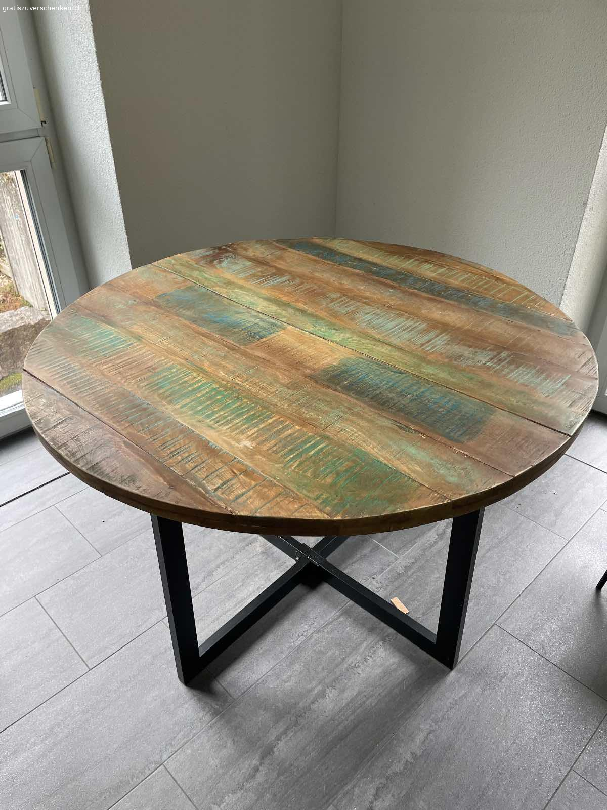 Tisch rund mit oder ohne Stühle. Der Tisch ist in gutem Zustand und coolem Boho Look. Durchmesser 110cm

Der Tisch ist ohne und mit 4 Stühlen erhältlich. Die Stühle haben sichtbare Gebrauchsspuren von Katzen.