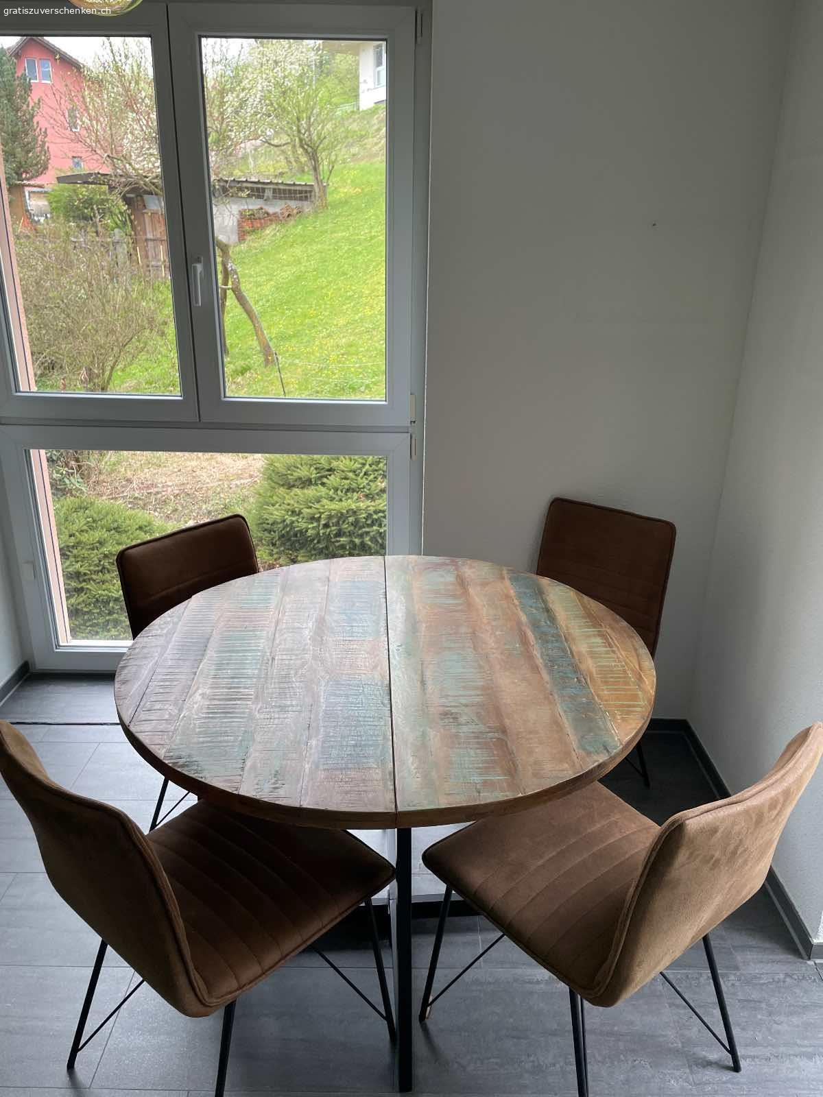 Tisch rund mit oder ohne Stühle. Der Tisch ist in gutem Zustand und coolem Boho Look. Durchmesser 110cm

Der Tisch ist ohne und mit 4 Stühlen erhältlich. Die Stühle haben sichtbare Gebrauchsspuren von Katzen.