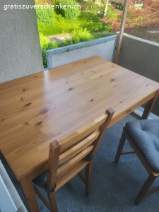 Tisch und 2 Stühle