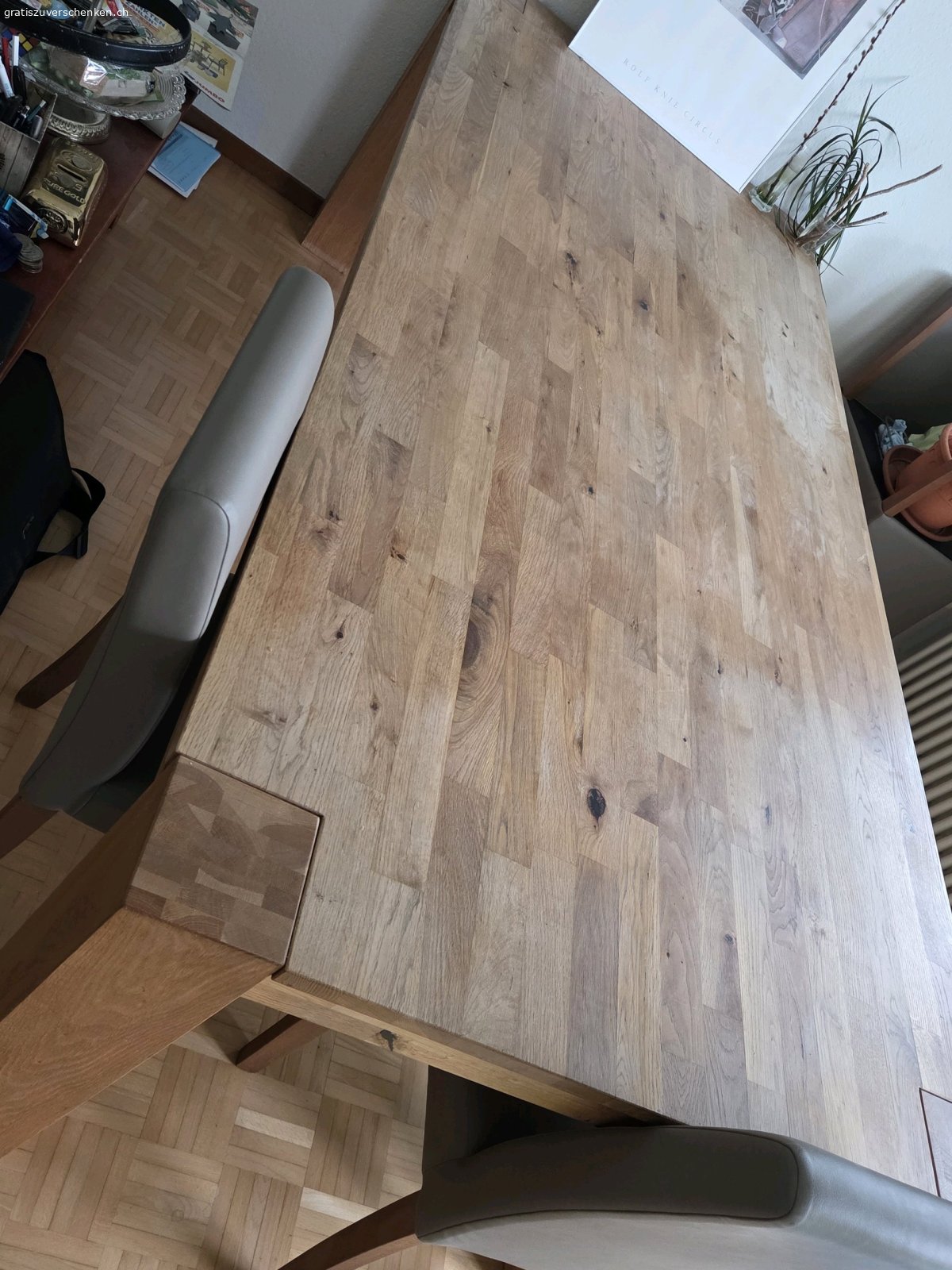 Tisch zu verschenken. Infolge Umzug zu verschenken Holztisch Breite 1 m Länge 2 m 20 cm. Könnte neue Lackierung an einer Stelle vertragen. Siehe Fotos.
