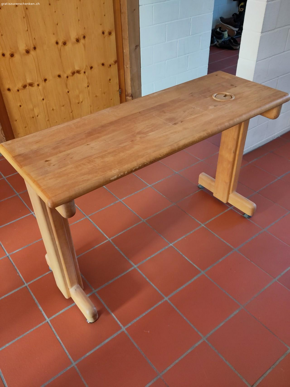 Tisch. Gebrauchter kleiner Tisch abzugeben.