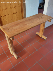 Tisch. Gebrauchter kleiner Tisch abzugeben.