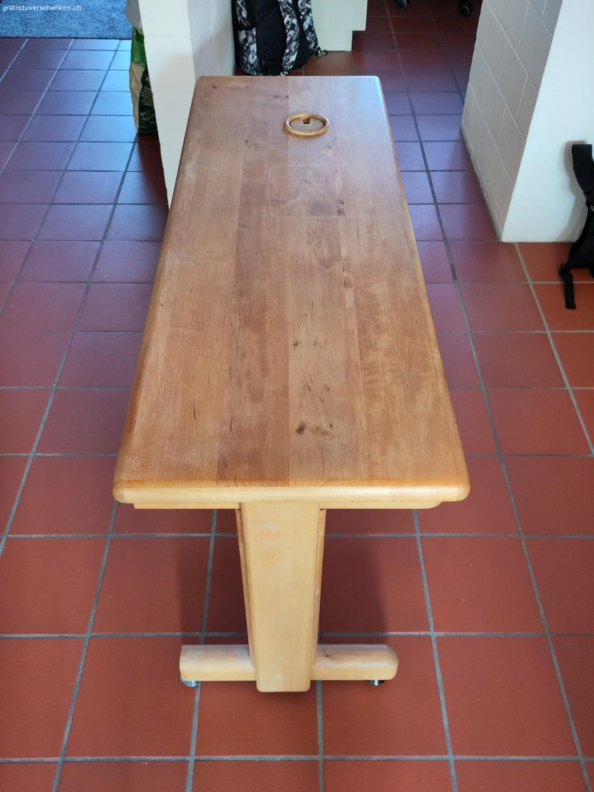 Tisch. Gebrauchter kleiner Tisch abzugeben.